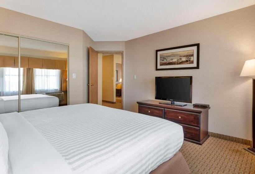 带大床的套房, Best Western Plus Emerald Isle