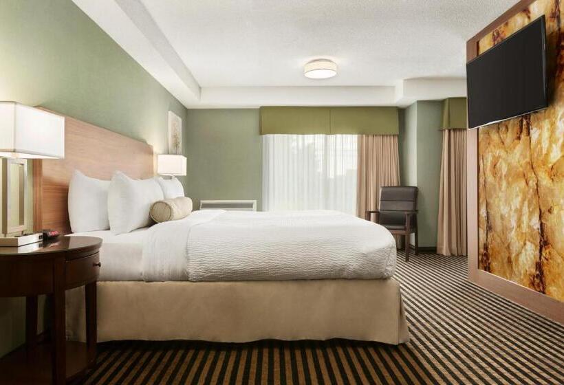 キングサイズベッドのスイートルーム, Days Inn By Wyndham Miramichi Nb