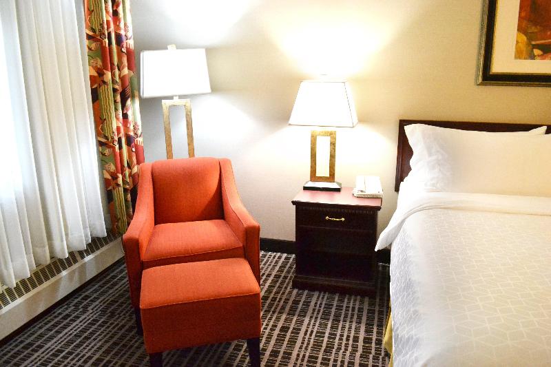 キングサイズベッドのスタンダードルーム, Holiday Inn Express Red Deer, An Ihg