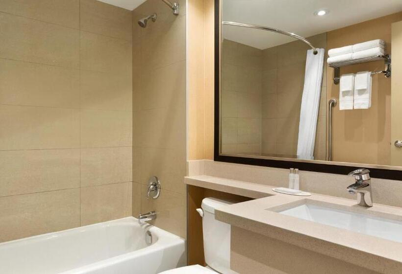 Люкс, Travelodge By Wyndham Toronto East