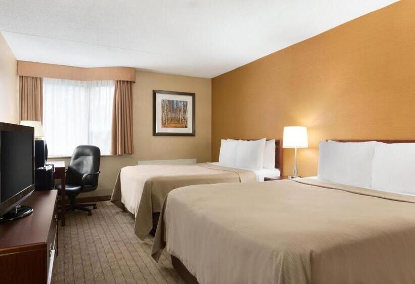 Люкс, Travelodge By Wyndham Toronto East