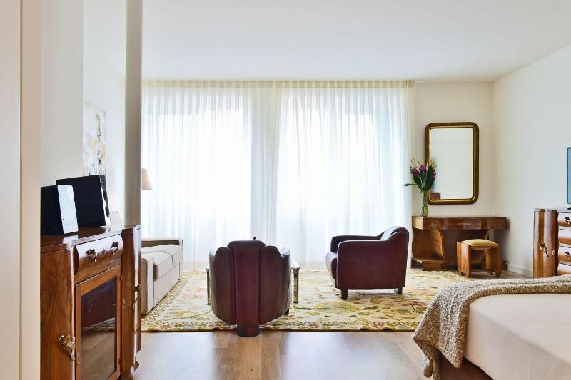 اتاق استاندارد با چشم‌انداز دریاچه, Royal Plaza Montreux