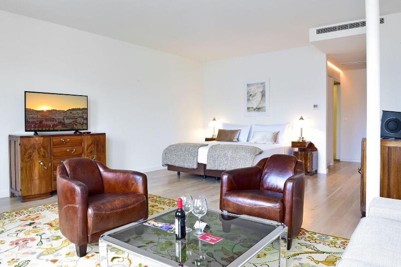 اتاق استاندارد با چشم‌انداز دریاچه, Royal Plaza Montreux