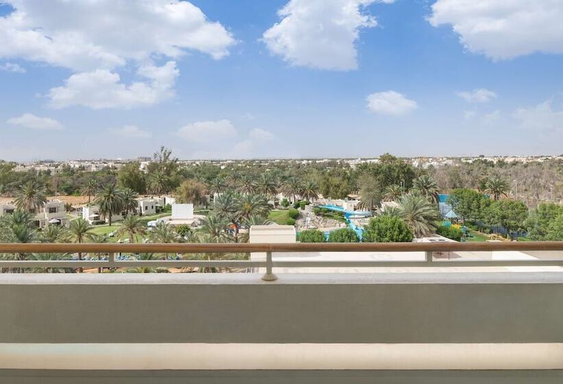 Номер Superior с Балконом, Radisson Blu Hotel & Resort, Al Ain