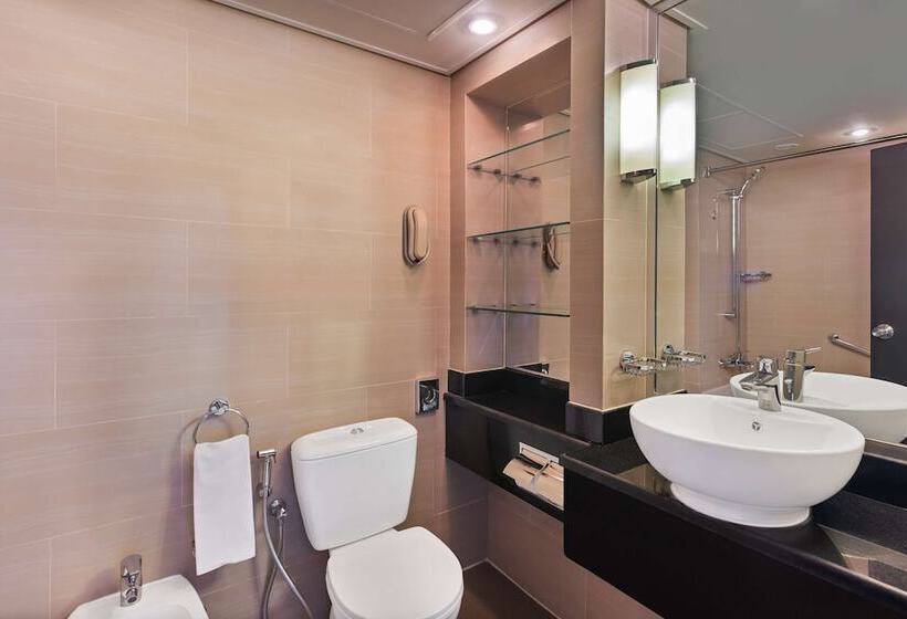 带泳池观景的豪华房, Radisson Blu Hotel & Resort, Al Ain