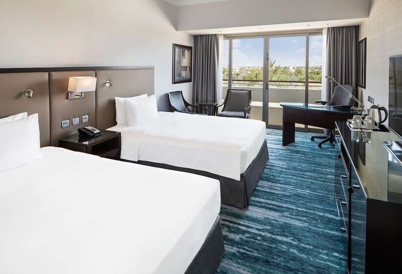 Номер Superior Вид на Бассейн, Radisson Blu Hotel & Resort, Al Ain