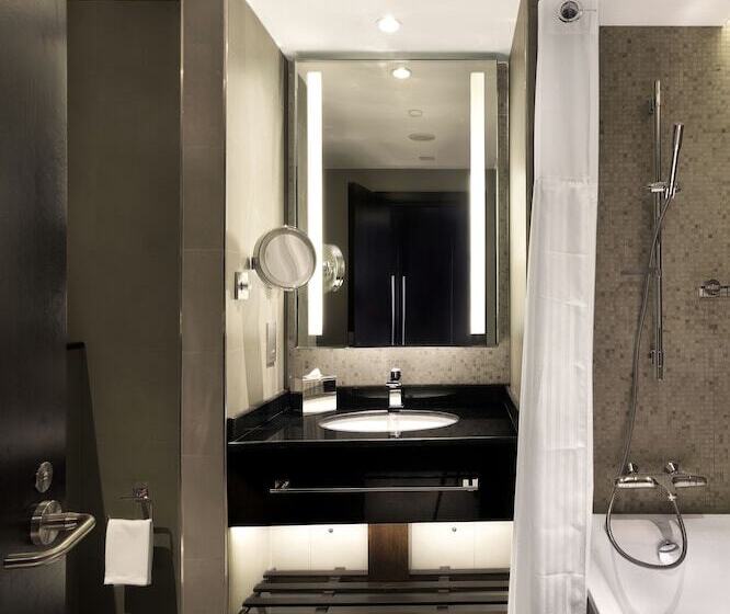Люкс с Балконом, Radisson Blu Hotel & Resort, Al Ain