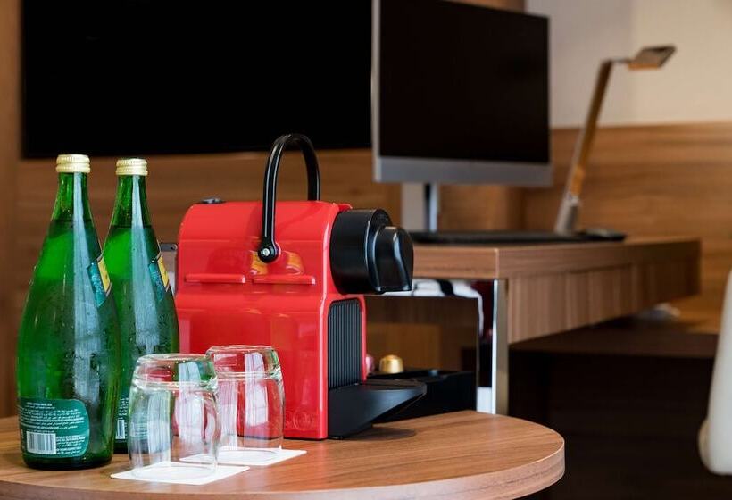 Люкс с Балконом, Radisson Blu Hotel & Resort, Al Ain