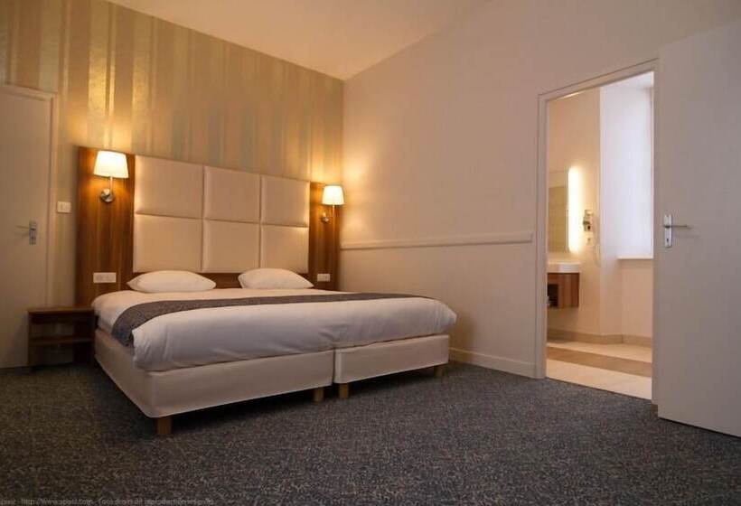 Семейный Номер, Logis Hotel Du Chateau