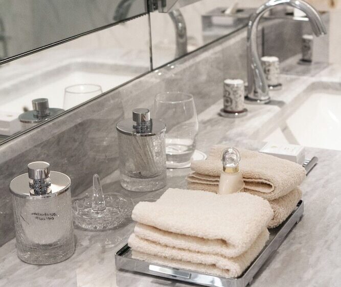 اتاق سوپریور, Four Seasons Hotel George V Paris