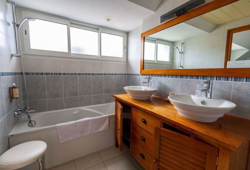 سوییت جونیور با چشم‌انداز جانبی دریا, Le Diana Hôtel & Spa Nuxe