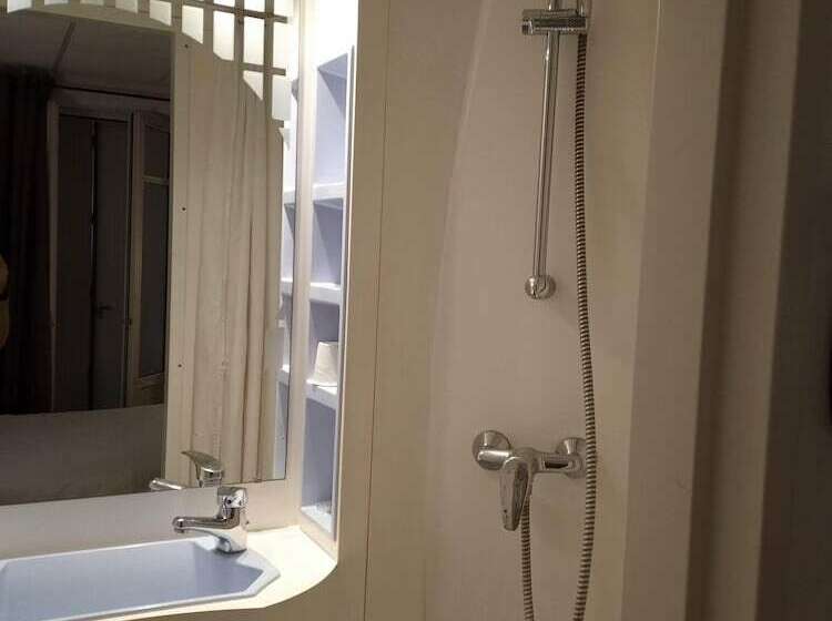 اتاق استاندارد چهار تخته, Hôtel De Lyon