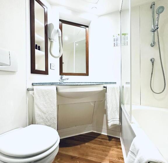 اتاق استاندارد چهار تخته, Hôtel De Lyon