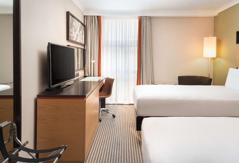 Номер Superior, Hilton London Kensington