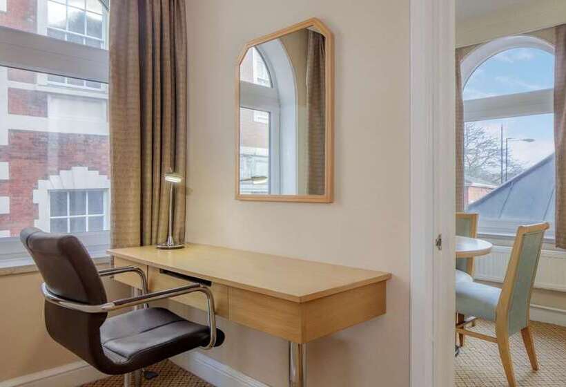 Номер Deluxe, Hilton London Kensington