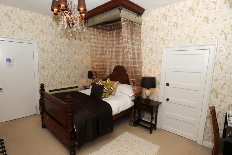 Номер Superior, Satis House