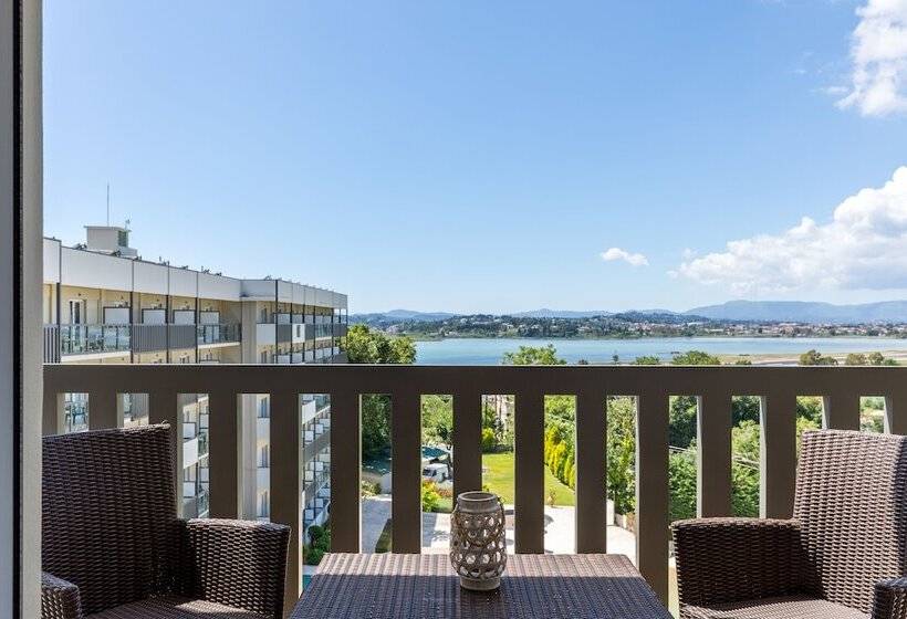 Suite with lake view, Ariti Grand