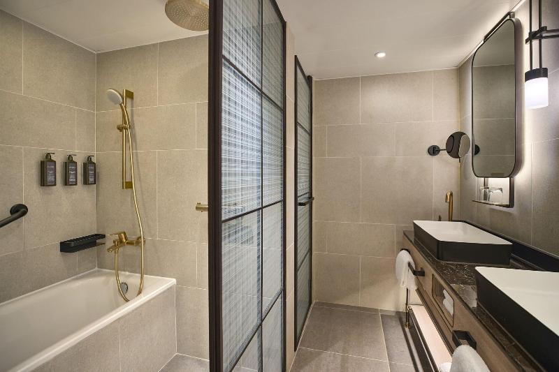 سوئیت کلاب, Sheraton Hong Kong Hotel & Towers