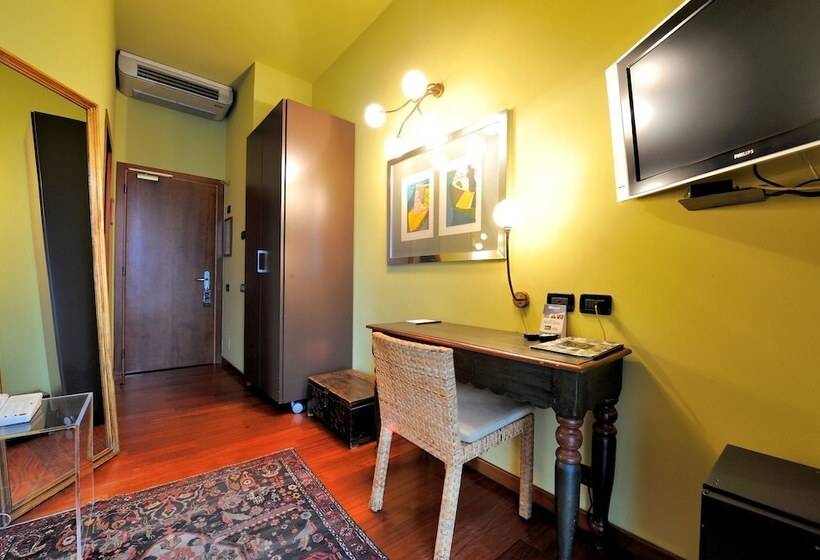 سوییت جونیور, Art Hotel Boston