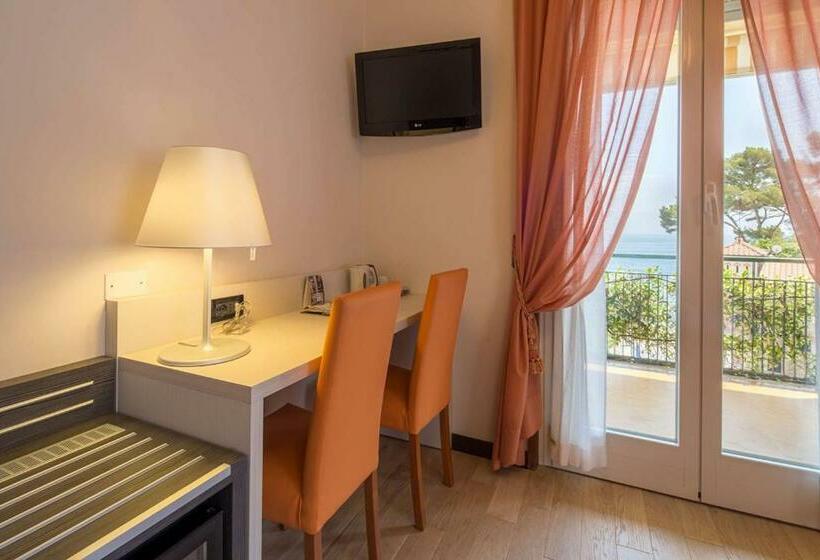 اتاق استاندارد با تراس و چشم‌انداز دریا, Best Western Regina Elena