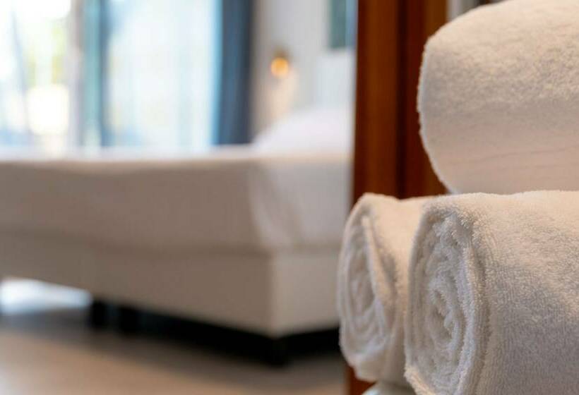 اتاق استاندارد با تراس و چشم‌انداز دریا, Best Western Regina Elena