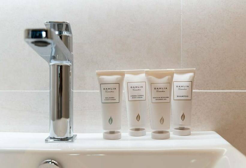اتاق استاندارد با تراس و چشم‌انداز دریا, Best Western Regina Elena