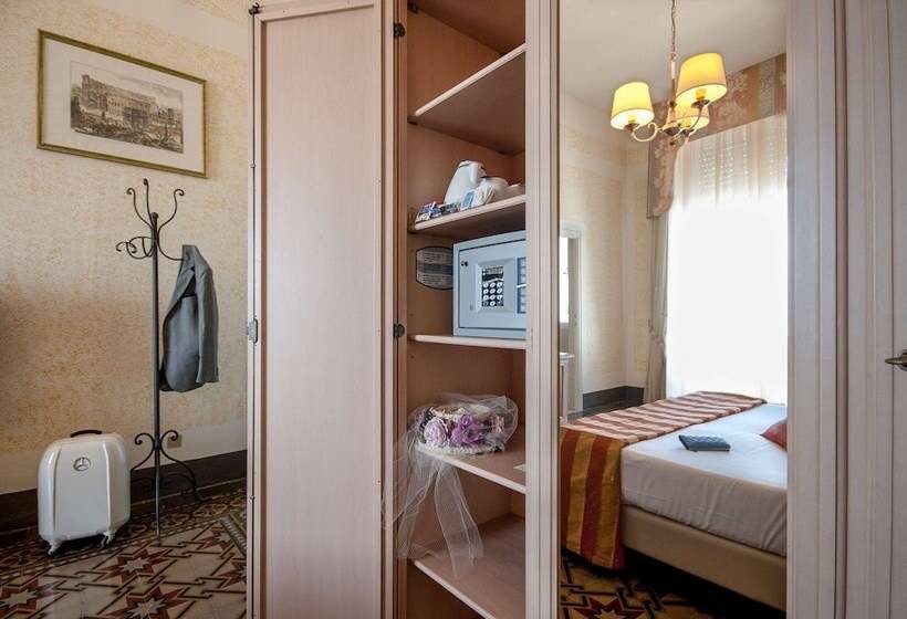 اتاق کلاسیک سه تخته, Grand Hotel Royal