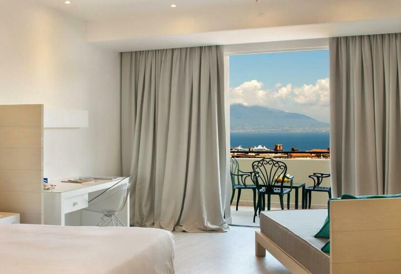 Трехместный Номер Deluxe Вид на Море, Hilton Sorrento Palace