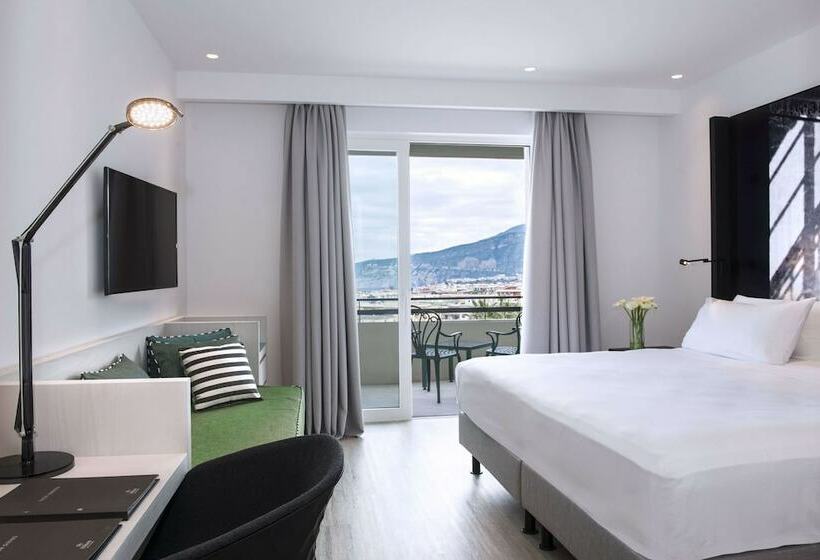 Трехместный Superior Вид на Море, Hilton Sorrento Palace
