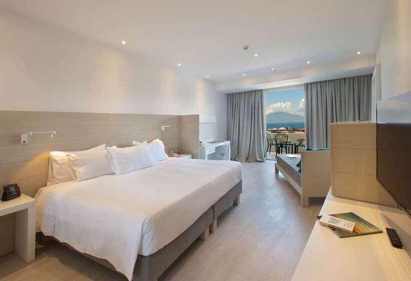 Трехместный Номер Deluxe Вид на Море, Hilton Sorrento Palace