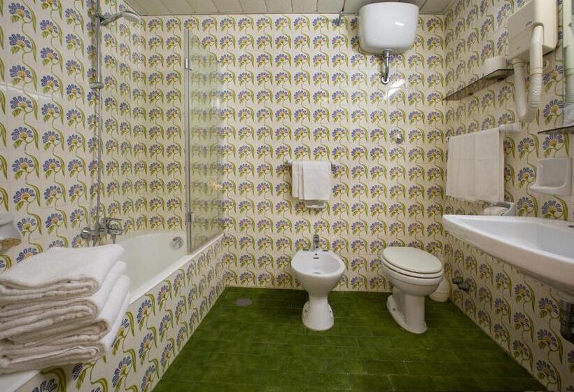 اتاق استاندارد چهار تخته با چشمانداز دریا, Lido Mediterranee