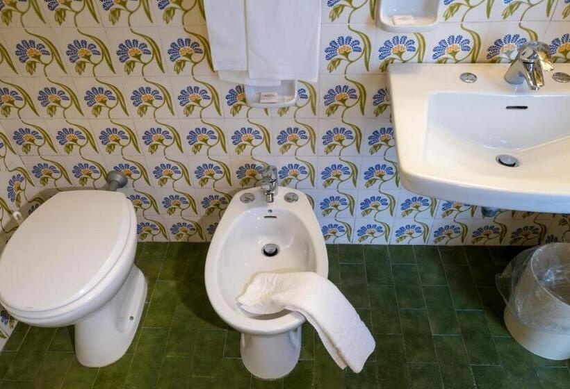 اتاق سه نفره سوپریور با چشمانداز دریا, Lido Mediterranee