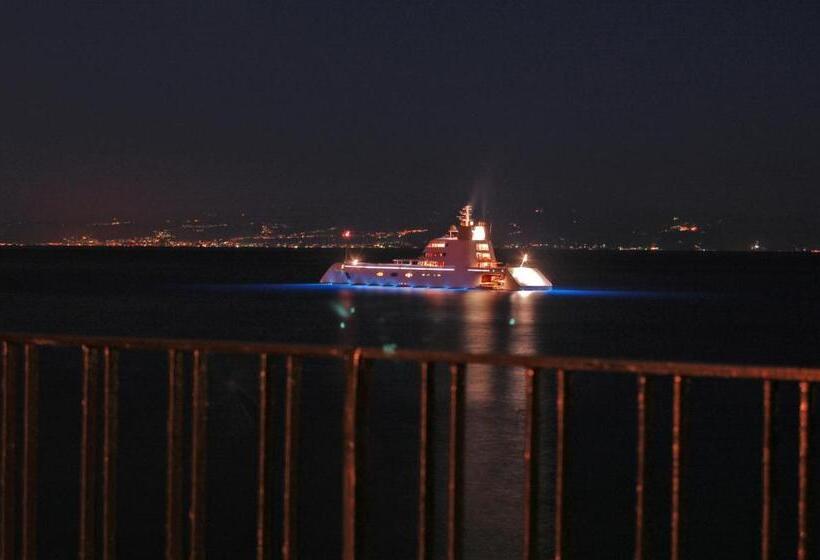 اتاق سه نفره سوپریور با چشمانداز دریا, Lido Mediterranee