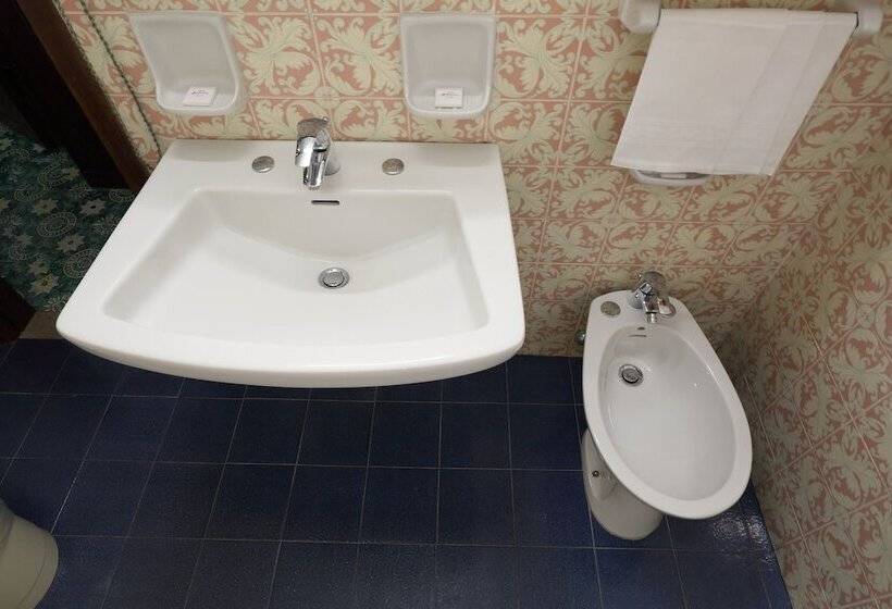 اتاق استاندارد چهار تخته با چشمانداز دریا, Lido Mediterranee