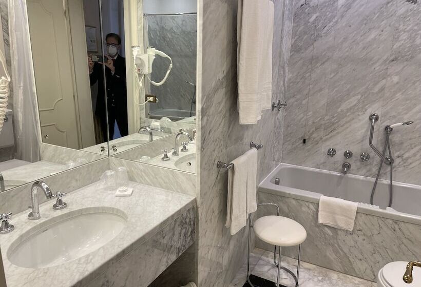 اتاق استاندارد با چشم‌انداز دریاچه, Palace Grand Hotel Varese
