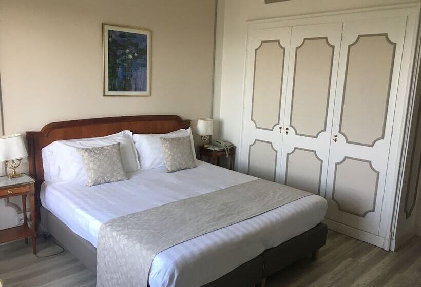 اتاق استاندارد با چشم‌انداز دریاچه, Palace Grand Hotel Varese