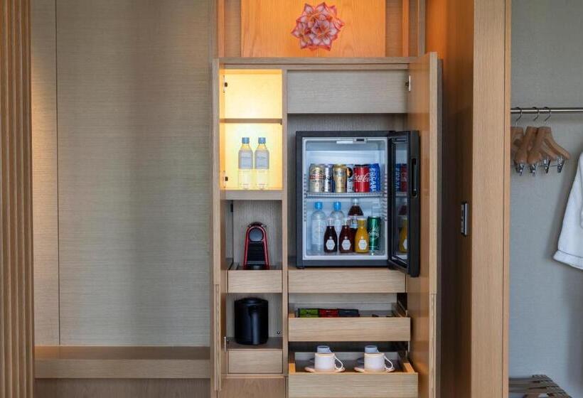 Полулюкс Клуб, The Okura Tokyo