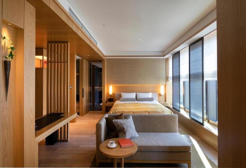 Полулюкс Клуб, The Okura Tokyo