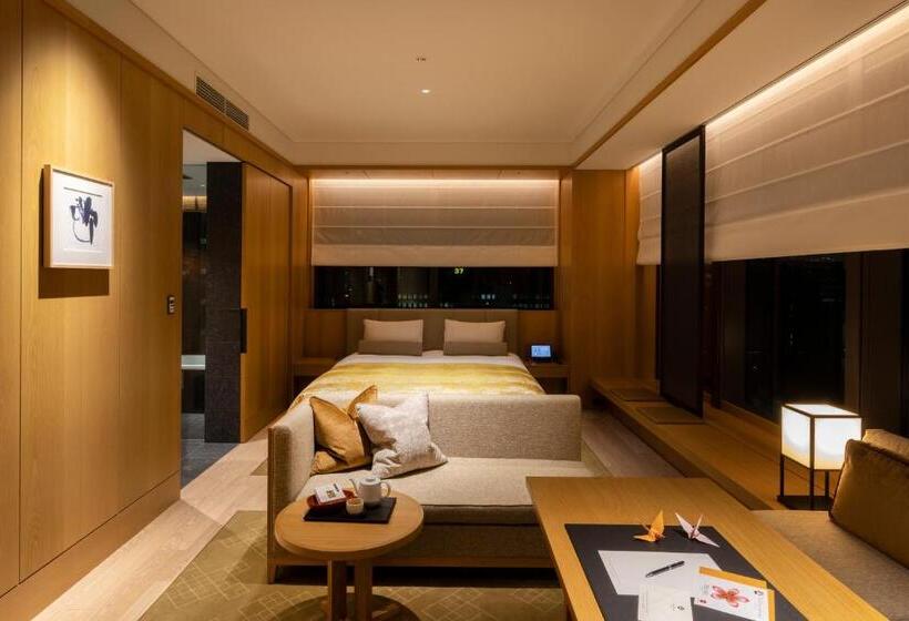 Полулюкс Клуб, The Okura Tokyo