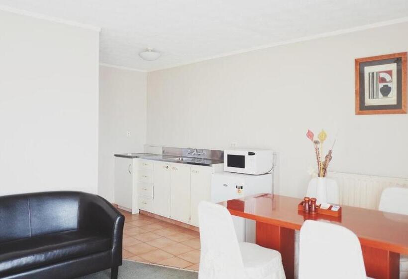 سوییت خانوادگی, Gateway International Motel