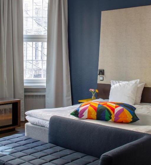 חדר דלוקס, Klaus K