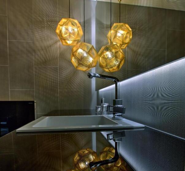 סטודיו סטנדרט עם מרפסת, Klaus K