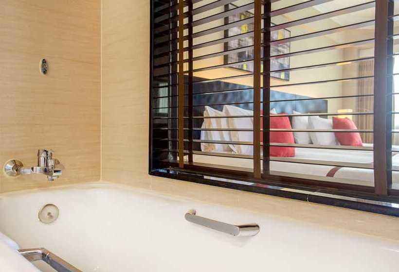 اتاق لوکس با چشم‌انداز استخر, Ramada Plaza By Wyndham Bangkok Menam Riverside