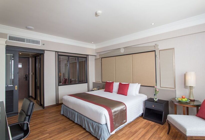 اتاق لوکس با چشم‌انداز استخر, Ramada Plaza By Wyndham Bangkok Menam Riverside