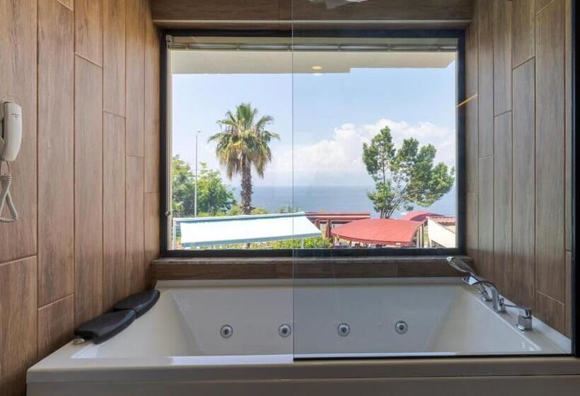 Deluxe Suite Sea View, Tema 242