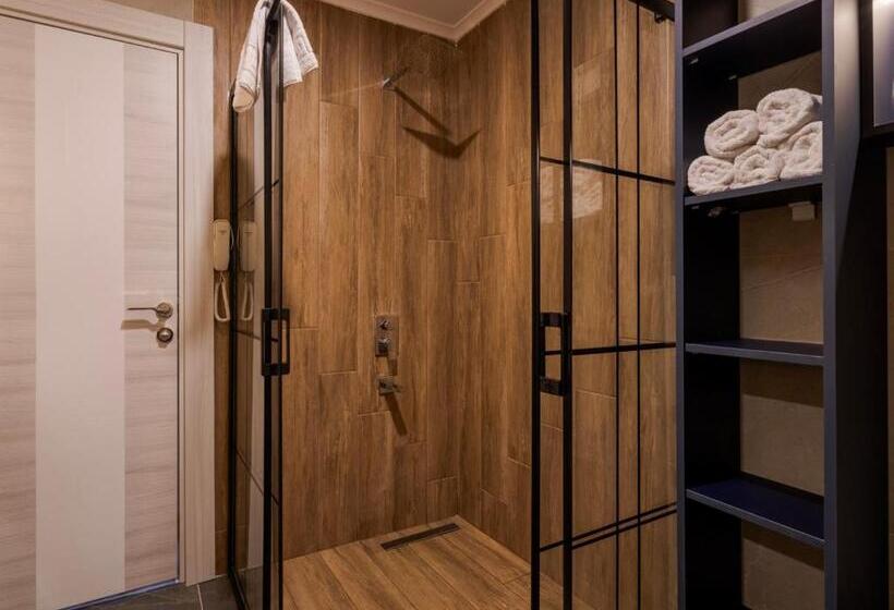 اتاق لوکس خانوادگی, Tema 242