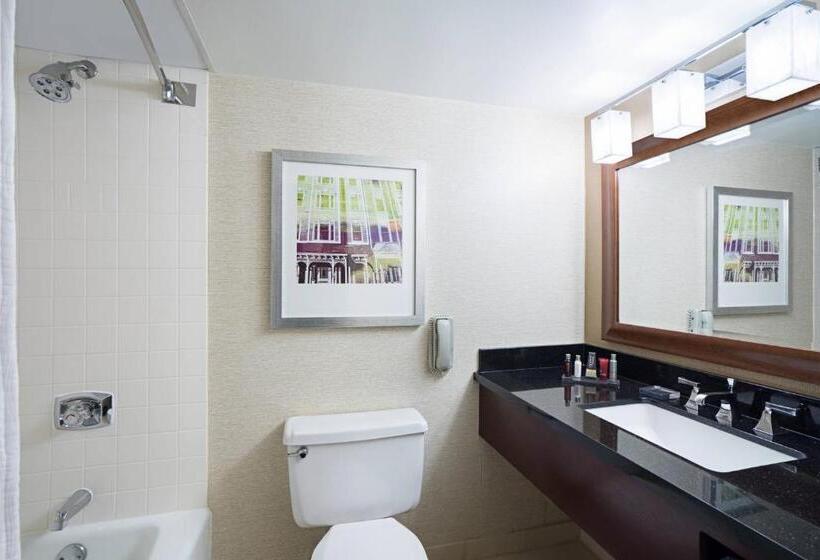 장애인을 위한 킹사이즈 침대 스탠다드 룸, Charleston Marriott Town Center