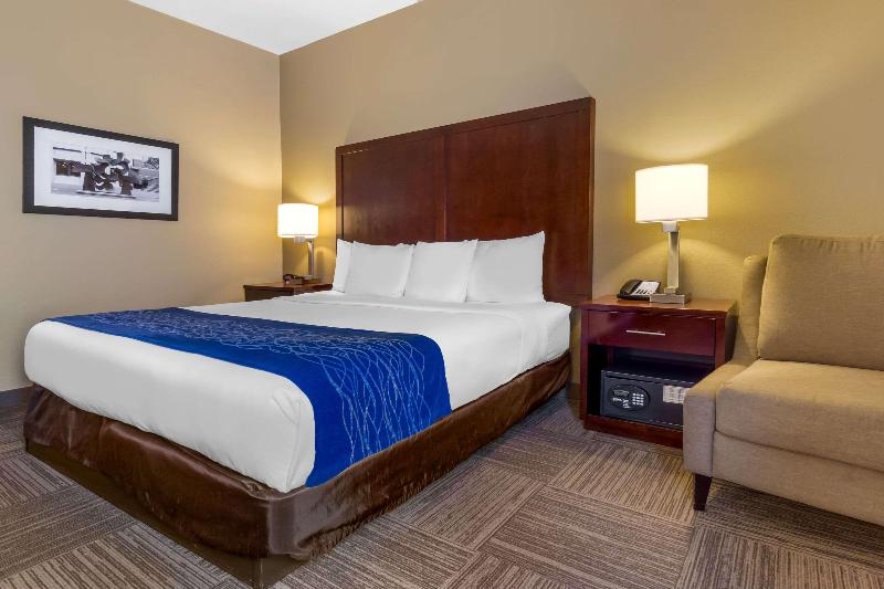 带大床的标准间, Comfort Inn & Suites Sea Tac Airport