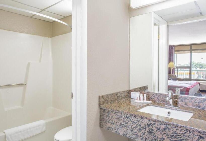 스탠다드 룸 킹사이즈 침대, Ramada By Wyndham Edgewood Hotel & Conference Center