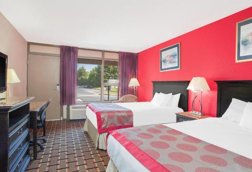 장애인용 디럭스룸, Ramada By Wyndham Edgewood Hotel & Conference Center